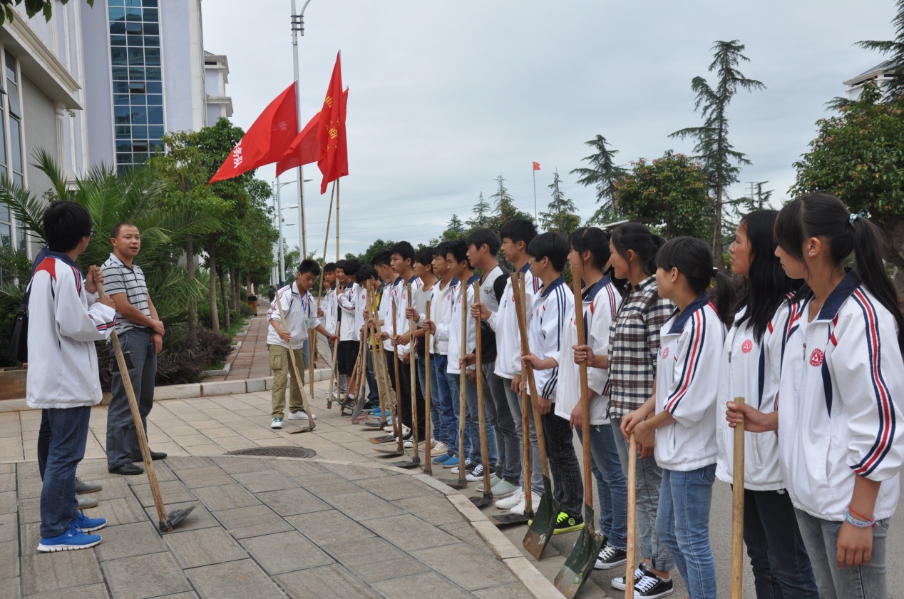曲靖工商學(xué)校開(kāi)展植樹(shù)節(jié)植樹(shù)志愿服務(wù) 活動(dòng)剪影